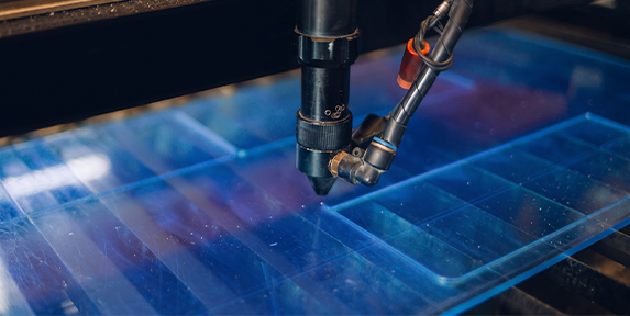 Plaque Plexiglass en cours de découpe sur mesure avec machine de précision