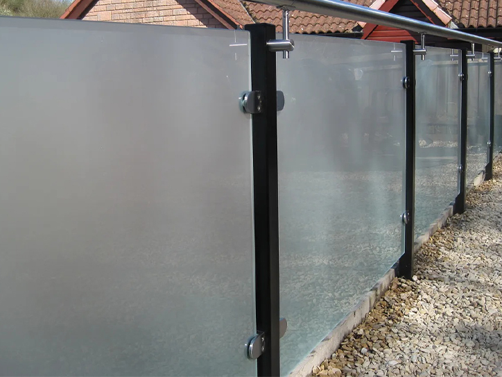 Plaque Plexiglass dépolie utilisée pour un garde-corps extérieur