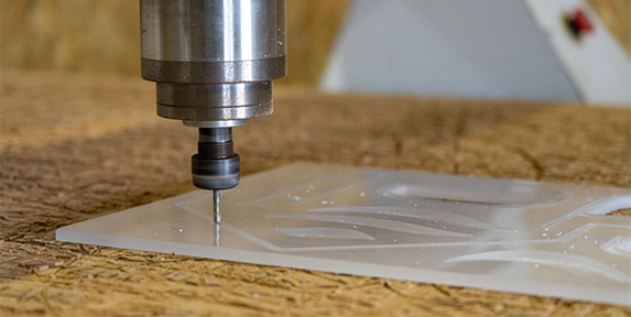 Plaque Plexiglass en cours de perçage précis pour fabrication sur mesure