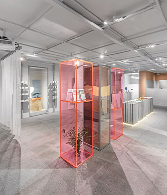 Plexiglass Maroc coloré utilisé pour des présentoirs dans un espace commercial