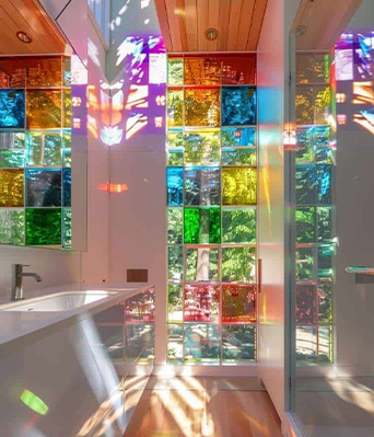 Plexiglass Maroc coloré utilisé dans un aménagement intérieur lumineux