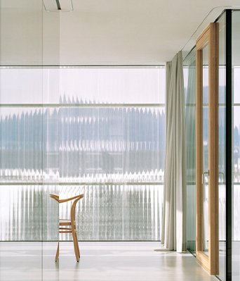Plexiglass Maroc utilisé en paroi architecturale translucide dans un intérieur contemporain