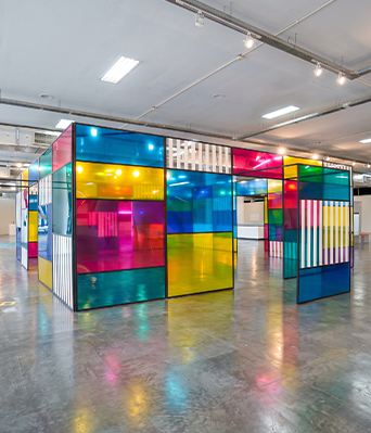 Plexiglass Maroc coloré utilisé pour un aménagement commercial contemporain