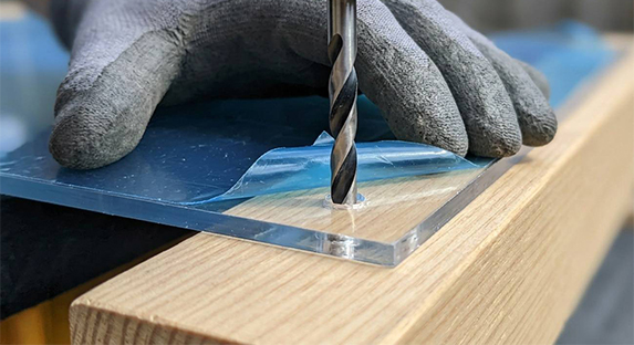 Plexiglass Maroc avec perçage précis d’une plaque transparente en PMMA