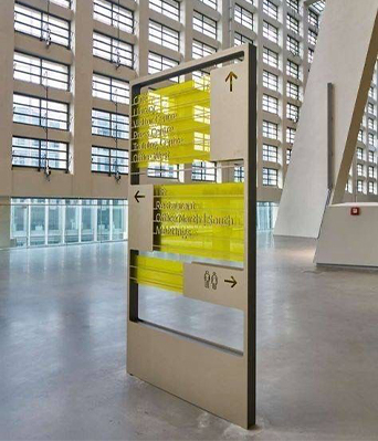 Plexiglass Maroc utilisé pour un totem de signalétique directionnelle intérieure