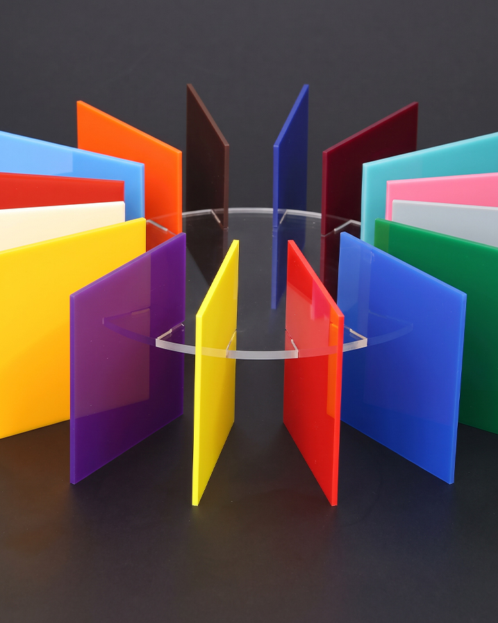 Spécialiste Plexiglass présentant différentes plaques PMMA colorées et transparentes