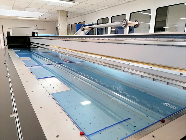 Transformation Plexiglass avec découpe précise d’une plaque PMMA transparente sur machine professionnelle