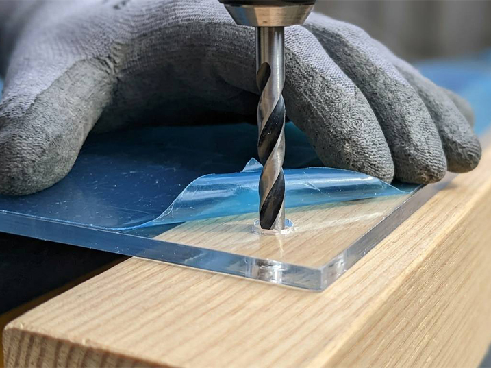 Transformation Plexiglass avec perçage précis d’une plaque PMMA transparente