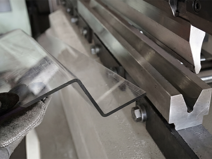 Transformation Plexiglass avec pliage d’une plaque PMMA transparente pour créer un angle sur mesure